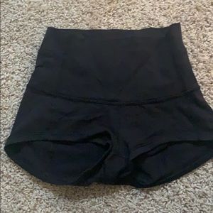 black lululemon booty shorts